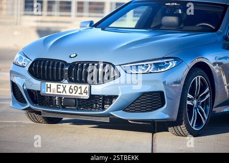 Berlino, Germania - 11 ottobre 2021: BMW serie 8 G16 Gran Coupé 840i xDrive M-Pack 2021. Vista anteriore di tre quarti della vettura, cofano del paraurti del parabrezza Foto Stock