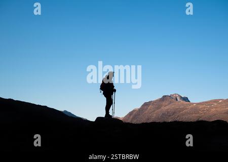 Alpinista che fa trekking a Liathach e Beinn Eighe a Torridon, Scozia Foto Stock