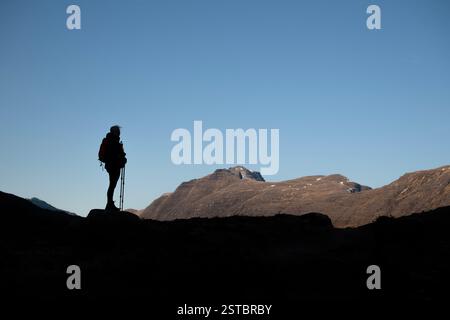 Alpinista che fa trekking a Liathach e Beinn Eighe a Torridon, Scozia Foto Stock