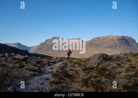 Alpinista che fa trekking a Liathach e Beinn Eighe a Torridon, Scozia Foto Stock
