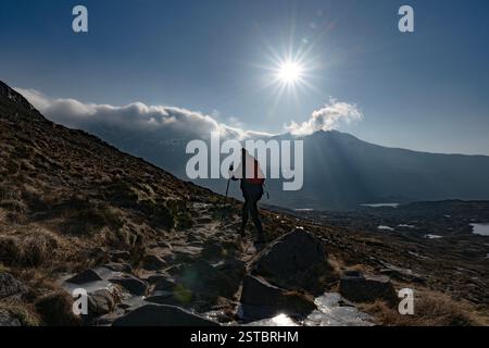 Alpinista che fa trekking a Liathach e Beinn Eighe a Torridon, Scozia Foto Stock
