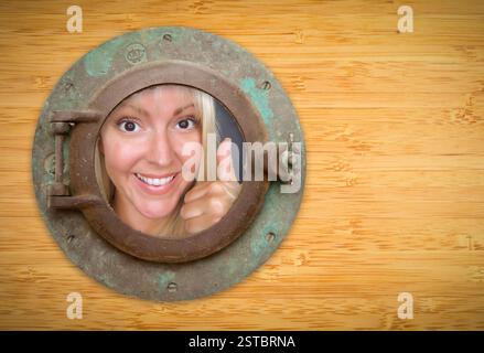 Antico portello sul muro di bambù, donna con pollice in alto Foto Stock