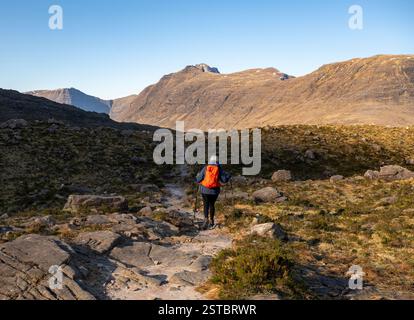 Alpinista che fa trekking a Liathach e Beinn Eighe a Torridon, Scozia Foto Stock