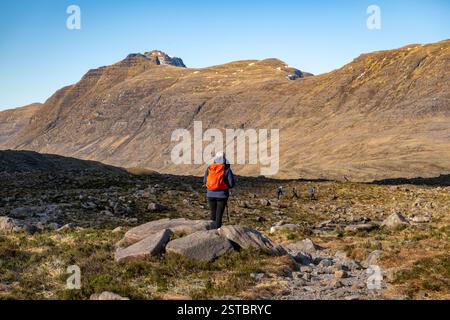 Alpinista che fa trekking a Liathach e Beinn Eighe a Torridon, Scozia Foto Stock