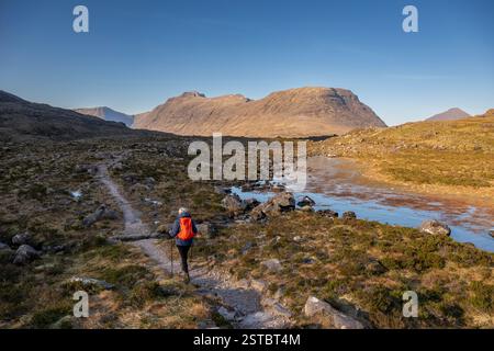 Alpinista che fa trekking a Liathach e Beinn Eighe a Torridon, Scozia Foto Stock