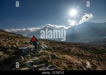 Alpinista che fa trekking a Liathach e Beinn Eighe a Torridon, Scozia Foto Stock