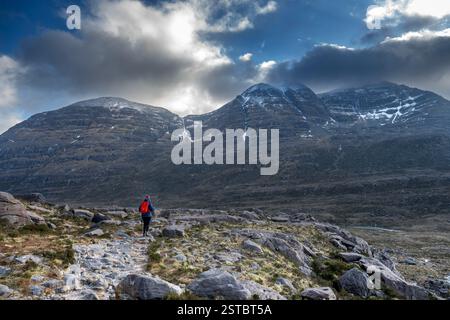 Alpinista che fa trekking a Liathach e Beinn Eighe a Torridon, Scozia Foto Stock