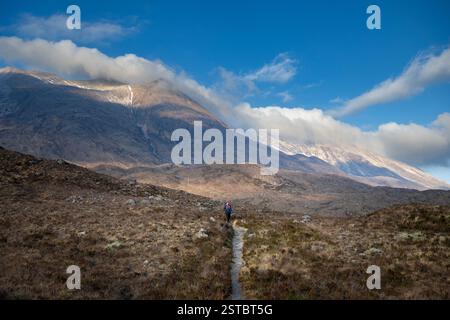 Alpinista che fa trekking a Liathach e Beinn Eighe a Torridon, Scozia Foto Stock