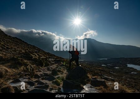 Alpinista che fa trekking a Liathach e Beinn Eighe a Torridon, Scozia Foto Stock