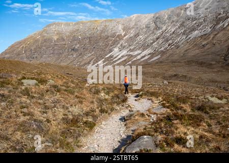 Alpinista che fa trekking a Liathach e Beinn Eighe a Torridon, Scozia Foto Stock