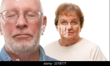 Preoccupata coppia senior isolata su White Foto Stock