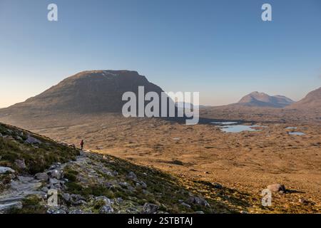 Alpinista che fa trekking a Liathach e Beinn Eighe a Torridon, Scozia Foto Stock