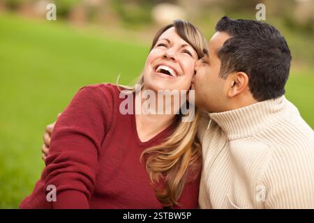 Attraente ritratto di coppia di corse miste Foto Stock