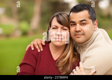 Attraente ritratto di coppia di corse miste Foto Stock