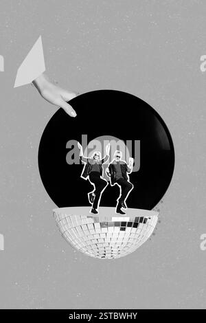 Immagine collage verticale del braccio tenere vinile record due mini persone anziane nero bianco colori ballare mezza palla disco isolato su sfondo creativo Foto Stock
