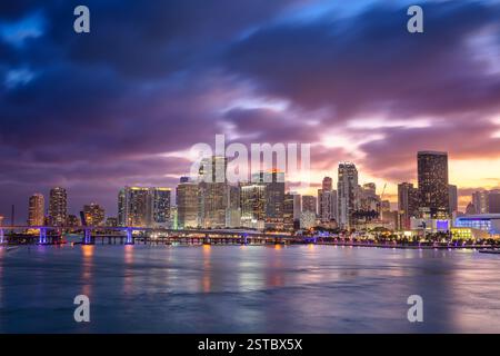 Miami, Florida, Stati Uniti. Immagine del paesaggio urbano di Miami, Florida, con riflessi dello skyline della città in acqua al bellissimo tramonto. Foto Stock