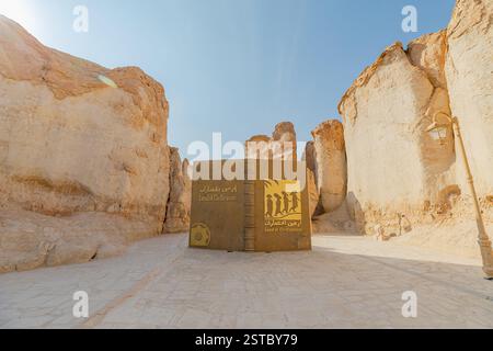 Arabia Saudita - 1 gennaio 2025: Monumento a forma di libro che celebra l'Arabia Saudita mentre la Terra delle civiltà sorge tra le splendide formazioni rocciose di Jabal Foto Stock