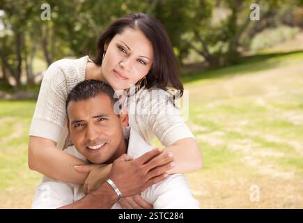 Bella coppia ispanica nel parco Foto Stock
