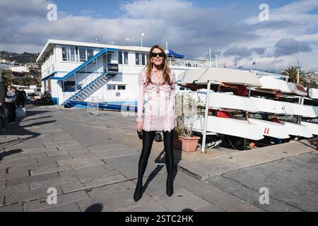Sanremo, Italia. 13 febbraio 2025. Anna dello Russo viene vista al furgone radio Kiss. Credito: SOPA Images Limited/Alamy Live News Foto Stock