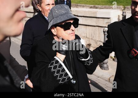 Sanremo, Italia. 13 febbraio 2025. Cristiano Malgioglio arriva al camion radio RTL 102,5. Credito: SOPA Images Limited/Alamy Live News Foto Stock