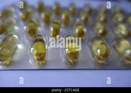 Confezione blister contenente 30 1000 mg di capsule di olio di pesce purificato ad alta resistenza Omega 3 Foto Stock