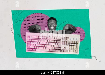 Collage di immagini creative 3d di Happy american man Point tastiera strumento elettronico dispositivo di programmazione wireless Foto Stock
