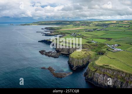 Vista aerea sulla splendida costa rocciosa, contea di Antrim, Irlanda del Nord, Regno Unito Foto Stock