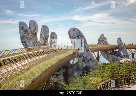 Ponte dorato in pietra e osservatorio con vista sulle montagne presso il Sunworld delle colline di Ba Na a Danang, Vietnam Foto Stock