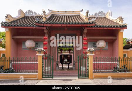 Edificio dall'architettura tradizionale asiatica colorata nella citta' vecchia di Hoi An Vietnam Foto Stock