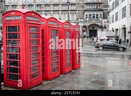 Cabine telefoniche rosse vintage di Londra allineate lungo una strada nel centro di Londra. Foto scattata a Londra Regno Unito Foto Stock