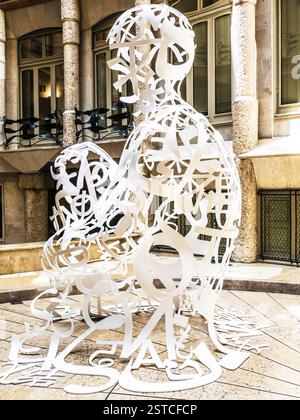 "Overflow", un'opera d'arte moderna di Jaume Plensa, durante una mostra del 2023 all'interno de la Pedrera a Barcellona, Spagna. Foto Stock