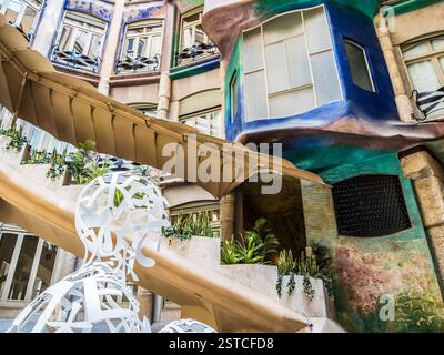 Il cortile dei fiori a la Pedrera a Barcellona con la testa di una scultura di Jaume Plensa in primo piano. Foto Stock