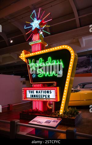 Il primo cartello Holiday Inn Neon si trova nel Museo Ford a Detroit Michigan Foto Stock