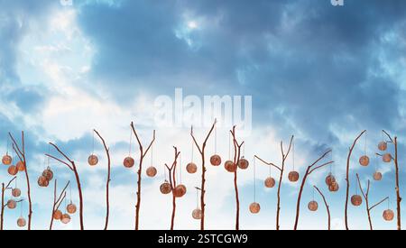 Lanterne rotonde in legno d'epoca sullo sfondo del cielo Foto Stock