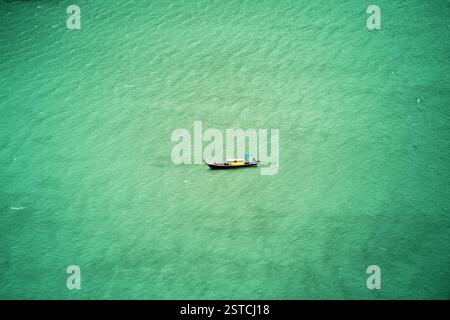 Tradizionale barca in legno tailandese per una passeggiata Foto Stock