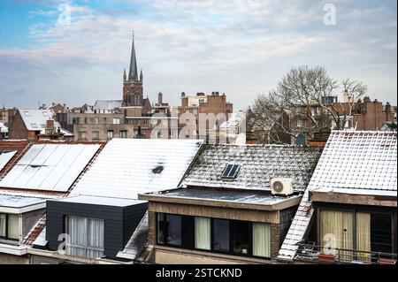 Tetti e terrazze ricoperte di neve, vista ad alto angolo di Jette, regione di bruxelles capitale, Belgio. 16 FEBBRAIO 2025 Foto Stock