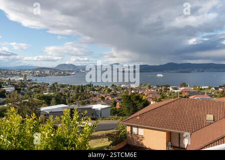 Hobart, Tasmania, Australia - 23 dicembre 2024: Nave da crociera Ponant le Jacques cartier in partenza da Hobart Foto Stock