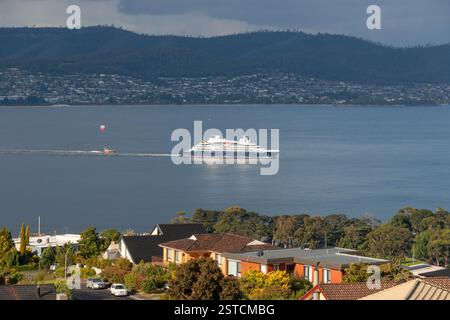 Hobart, Tasmania, Australia - 23 dicembre 2024: Nave da crociera Ponant le Jacques cartier in partenza da Hobart Foto Stock