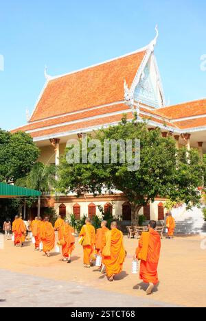 Monaci buddisti che camminano nel cortile di Wat OUN Foto Stock