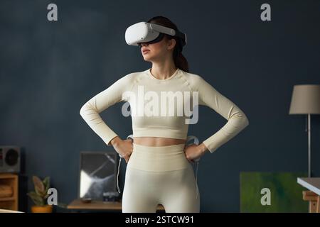 Indossare le cuffie VR per un'esperienza di realtà virtuale coinvolgente Foto Stock