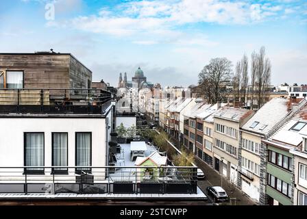Tetti e terrazze ricoperte di neve, vista ad alto angolo di Jette, regione di bruxelles capitale, Belgio. 16 FEBBRAIO 2025 Foto Stock