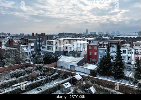 Tetti e terrazze ricoperte di neve, vista ad alto angolo di Jette, regione di bruxelles capitale, Belgio. 16 FEBBRAIO 2025 Foto Stock