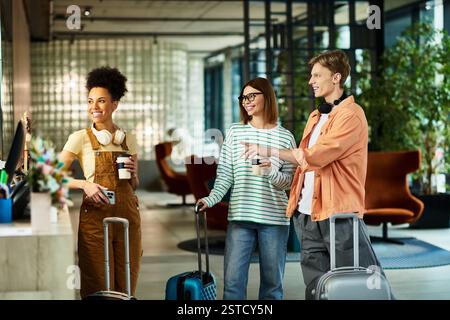Tre colleghi si godono un momento di amicizia mentre fanno il check-in in un hotel per il loro viaggio di lavoro. Foto Stock