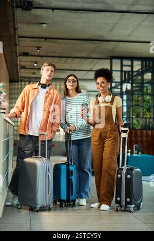 Tre colleghi si riuniscono con i loro bagagli in un'elegante hall dell'hotel, pronti per la loro avventura. Foto Stock