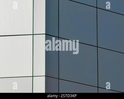 Geometria moderna: Luce e ombra. Parte dell'edificio. Foto Stock