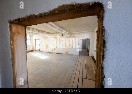 Weimar, Germania. 18 febbraio 2025. Camere al secondo piano della casa. La città di Weimar tiene una conferenza stampa per informare sul verdetto della corte distrettuale di Erfurt, che concede alla città di Weimar il diritto di riacquistare l'ex casa dell'amica di Goethe Charlotte von Stein (1742-1827). Crediti: Jacob Schröter/dpa/Alamy Live News Foto Stock