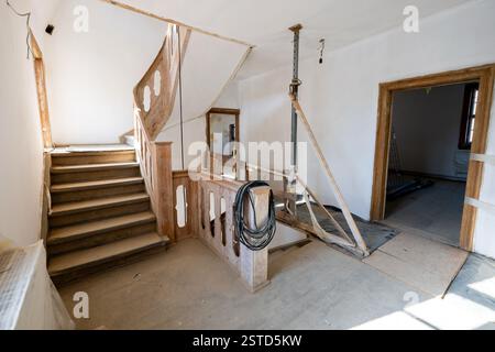 Weimar, Germania. 18 febbraio 2025. La scala al secondo piano. La città di Weimar tiene una conferenza stampa per informare sul verdetto della corte distrettuale di Erfurt, che concede alla città di Weimar il diritto di riacquistare l'ex casa dell'amica di Goethe Charlotte von Stein (1742-1827). Crediti: Jacob Schröter/dpa/Alamy Live News Foto Stock