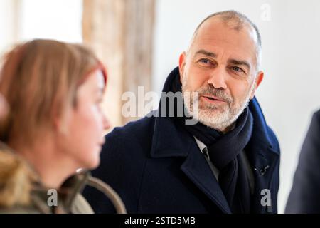 Weimar, Germania. 18 febbraio 2025. Il sindaco della città di Weimar, Peter Kleine, a una conferenza stampa. In una conferenza stampa, la città di Weimar informa della sentenza della Corte regionale di Erfurt, che concede alla città di Weimar il diritto di riacquistare l'ex casa dell'amica di Goethe Charlotte von Stein (1742-1827). Crediti: Jacob Schröter/dpa/Alamy Live News Foto Stock