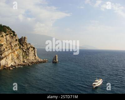 Naviga nella roccia vicino al castello di Swallow Foto Stock