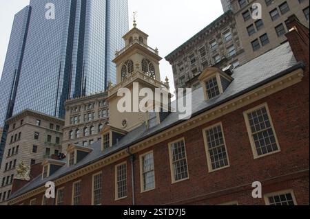 Old State House, un edificio storico in mattoni con una torre prominente. Situato a Boston, rappresenta un simbolo della rivoluzione americana e un ricordo Foto Stock